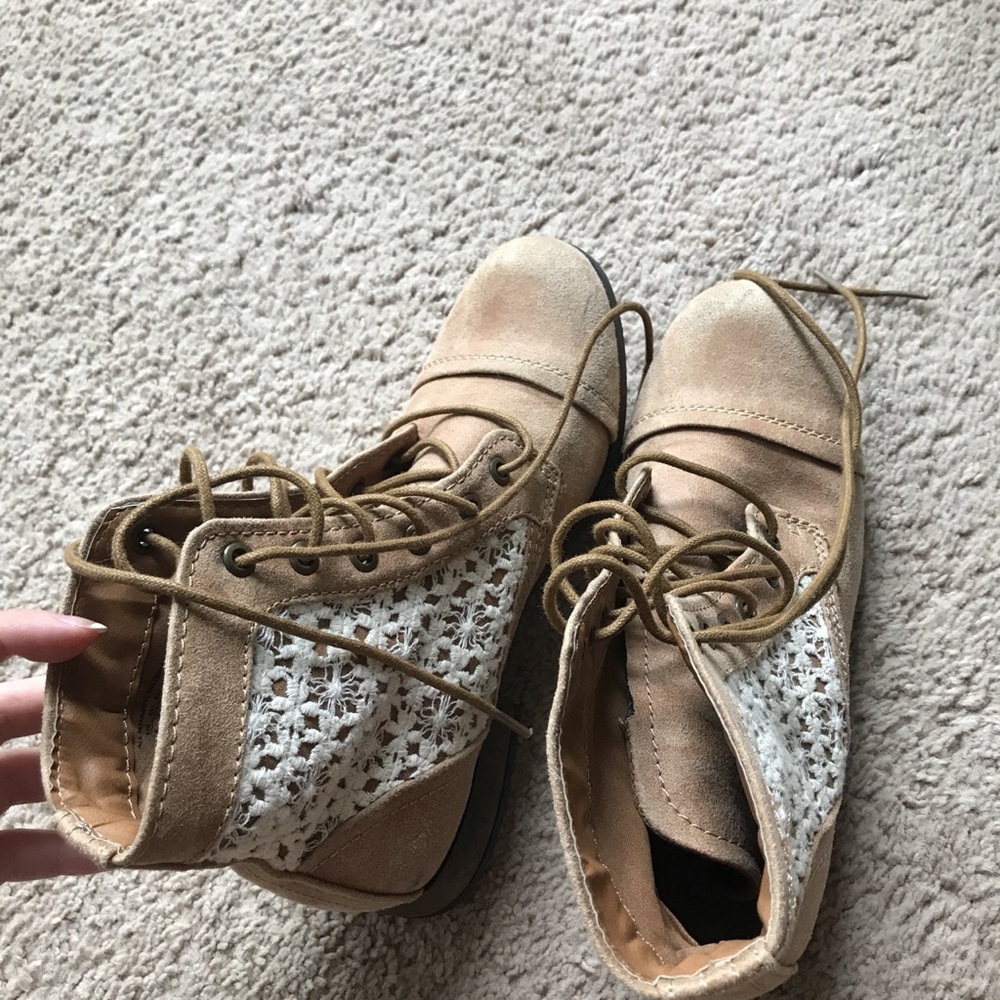 Very cute laced boots !